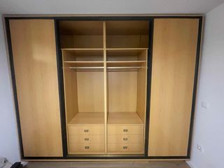 Armario empotrado con espejo y puertas correderas