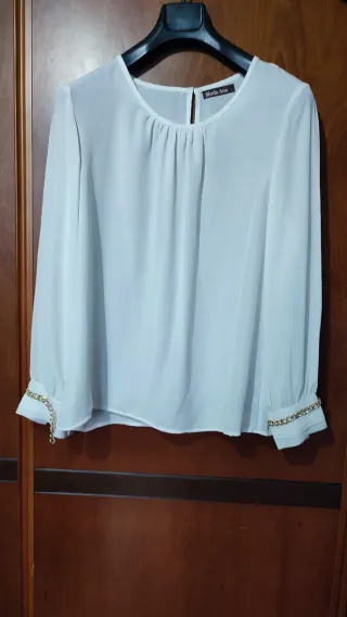 Blusa branca Moda Ana com detalhes dourados