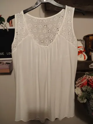 Camiseta tirantes blanca con flores