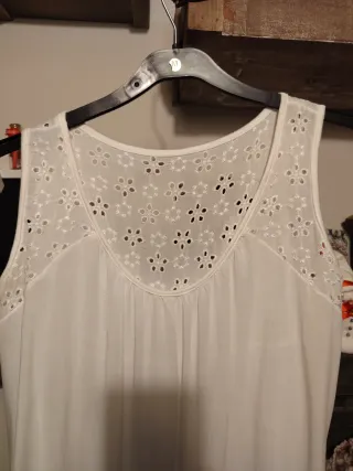 Camiseta tirantes blanca con flores