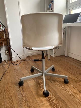 Silla blanca con ruedas