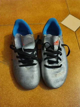 Botas de fútbol Adidas Messi niño plateadas