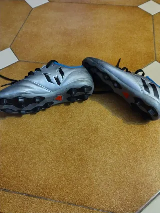 Botas de fútbol Adidas Messi niño plateadas