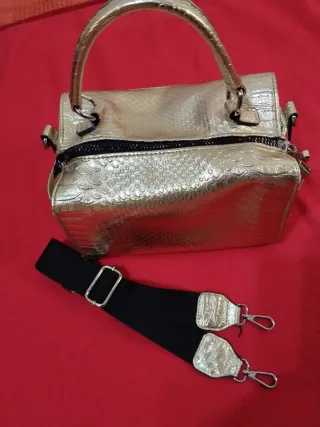 Bolso dorado estilo serpiente baúl