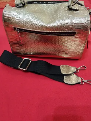 Bolso dorado estilo serpiente baúl