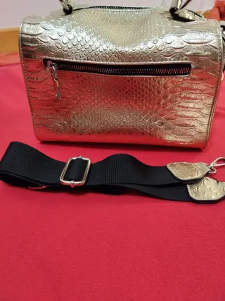 Bolso dorado estilo serpiente baúl