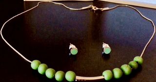 Gargantilla y pendientes dorados con cuentas verde