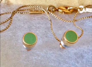 Gargantilla y pendientes dorados con cuentas verde