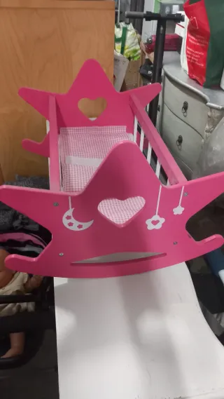Cuna y trona de madera para muñecas sin apenas uso