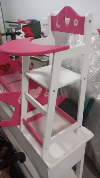 Cuna y trona de madera para muñecas sin apenas uso