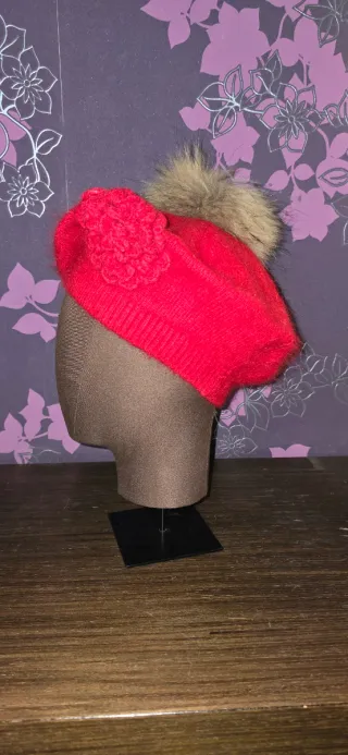 Boina lana rojo pompón pelito y flor de lana