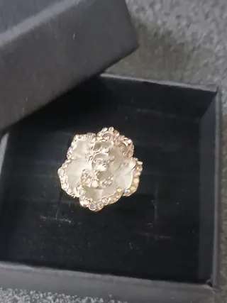 Anel elegante flor com pedras