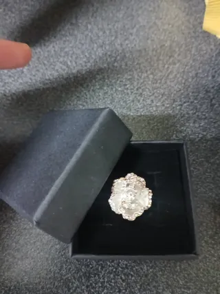 Anel elegante flor com pedras