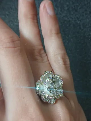 Anel elegante flor com pedras