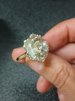 Anel elegante flor com pedras