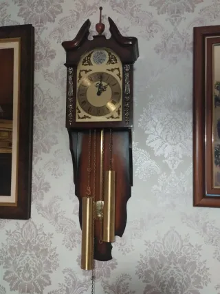 Reloj de pared clásico de madera
