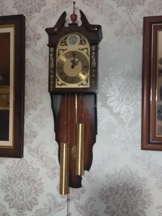 Reloj de pared clásico de madera