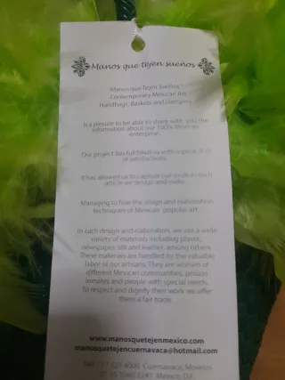 Bolso de mano verde con plumas