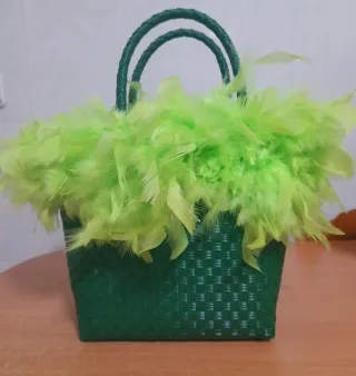 Bolso de mano verde con plumas
