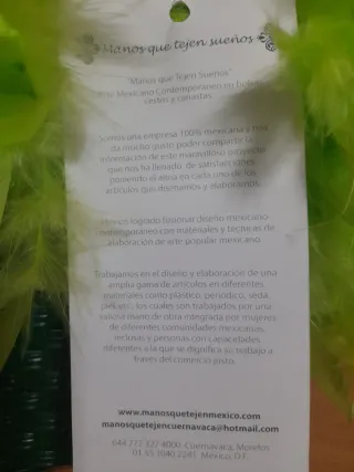 Bolso de mano verde con plumas