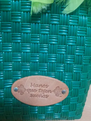 Bolso de mano verde con plumas