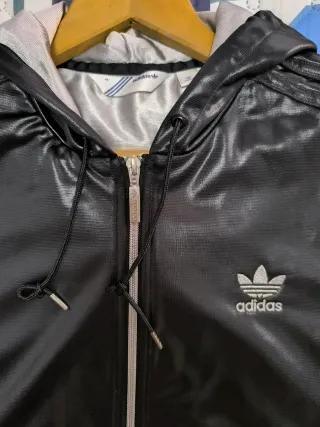 Chaqueta Adidas Originals Chile 62 con capucha