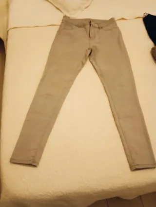 Pantalón vaquero ajustado gris