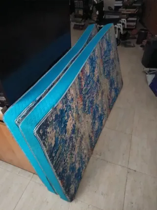 Colchón individual azul y estampado