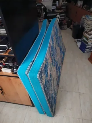 Colchón individual azul y estampado