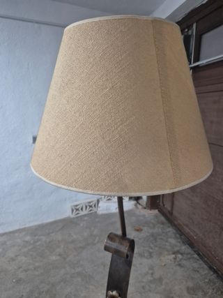 Lámpara de pie de hierro