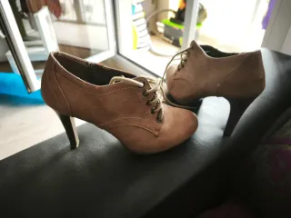 Zapatos de tacón beige con cordones