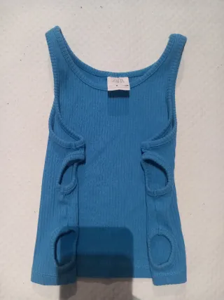 2 Camisetas: Zara con agujeros laterales y Primark