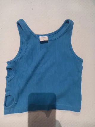 2 Camisetas: Zara con agujeros laterales y Primark