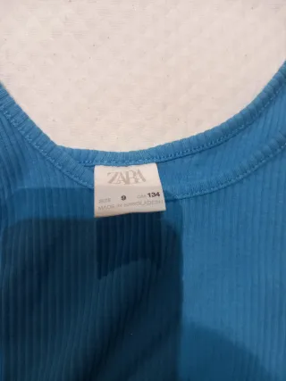 2 Camisetas: Zara con agujeros laterales y Primark