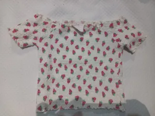 2 Camisetas: Zara con agujeros laterales y Primark