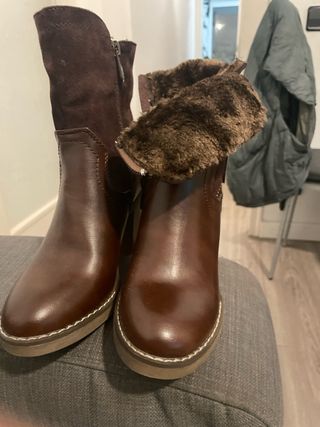 Botas de pelo con tacón marrones