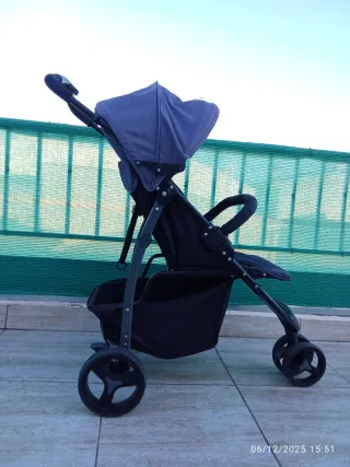 Carro de bebé azul