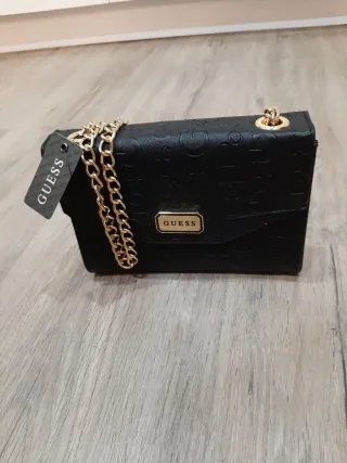 Bolso bandolera Guess negro y dorado