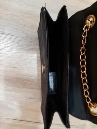 Bolso bandolera Guess negro y dorado