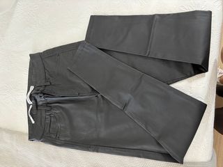Pantalón negro efecto piel