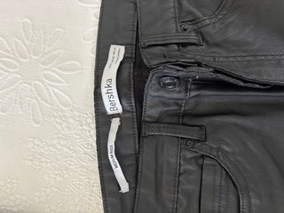 Pantalón negro efecto piel