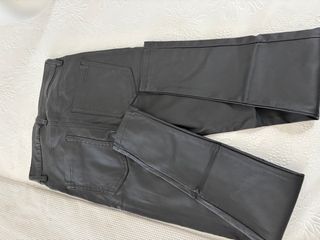 Pantalón negro efecto piel