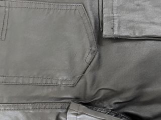 Pantalón negro efecto piel