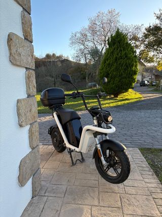 Moto Eléctrica Blanca con Baúl