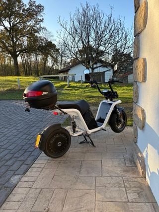 Moto Eléctrica Blanca con Baúl