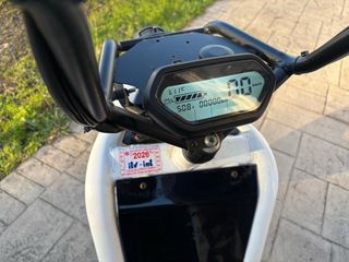 Moto Eléctrica Blanca con Baúl