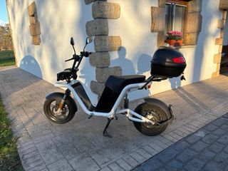 Moto Eléctrica Blanca con Baúl