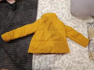 Chaqueta amarilla acolchada