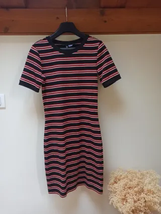 Vestido pop de punto en manga corta H&M. Talla 40