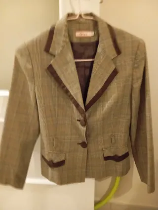 Chaqueta elegante cuadros beige y marrón